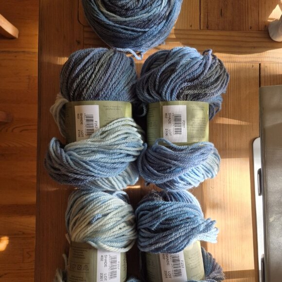 Hayfield Spirit Chunky Yarn 402 -  4  skeins and 2 additional 1/2 full balls - Picture 3 of 5